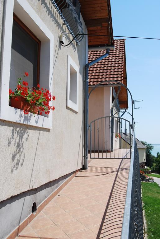Sipos Borhaz Es Vendeghaz Hotel Badacsonyors Exterior photo