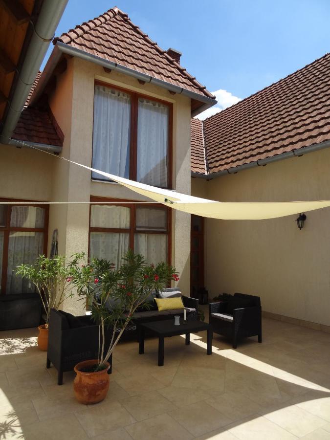 Sipos Borhaz Es Vendeghaz Hotel Badacsonyors Exterior photo